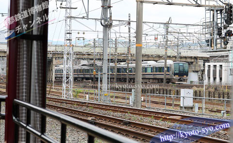 SLスチーム号のすぐ隣を走るJR京都線